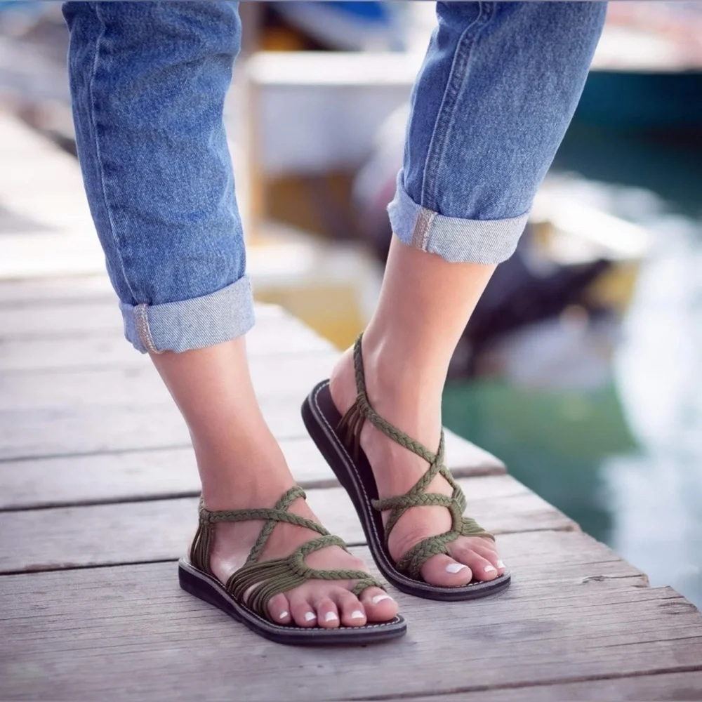NEW Plaka Flat Sandals for Women Palm Leaf Black Zebra 9